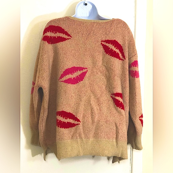 A Beautiful Soul Oversized Lip Design Fluffy Sweater. Woman’s Size b, 18/20 - Picture 4 of 10
